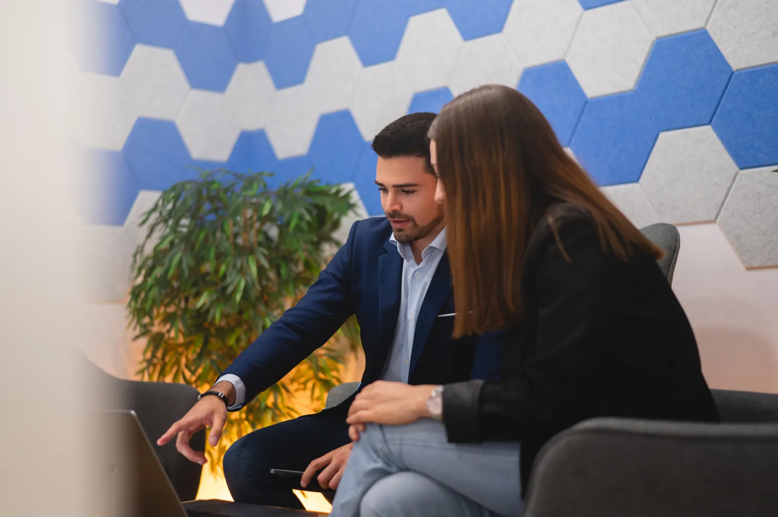 Sesión de trabajo: dos profesionales revisando procesos con Codimatic